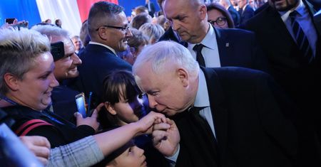 PiS chce odzyskać głosy kobiet. Szykuje dodatki dla matek i seniorek