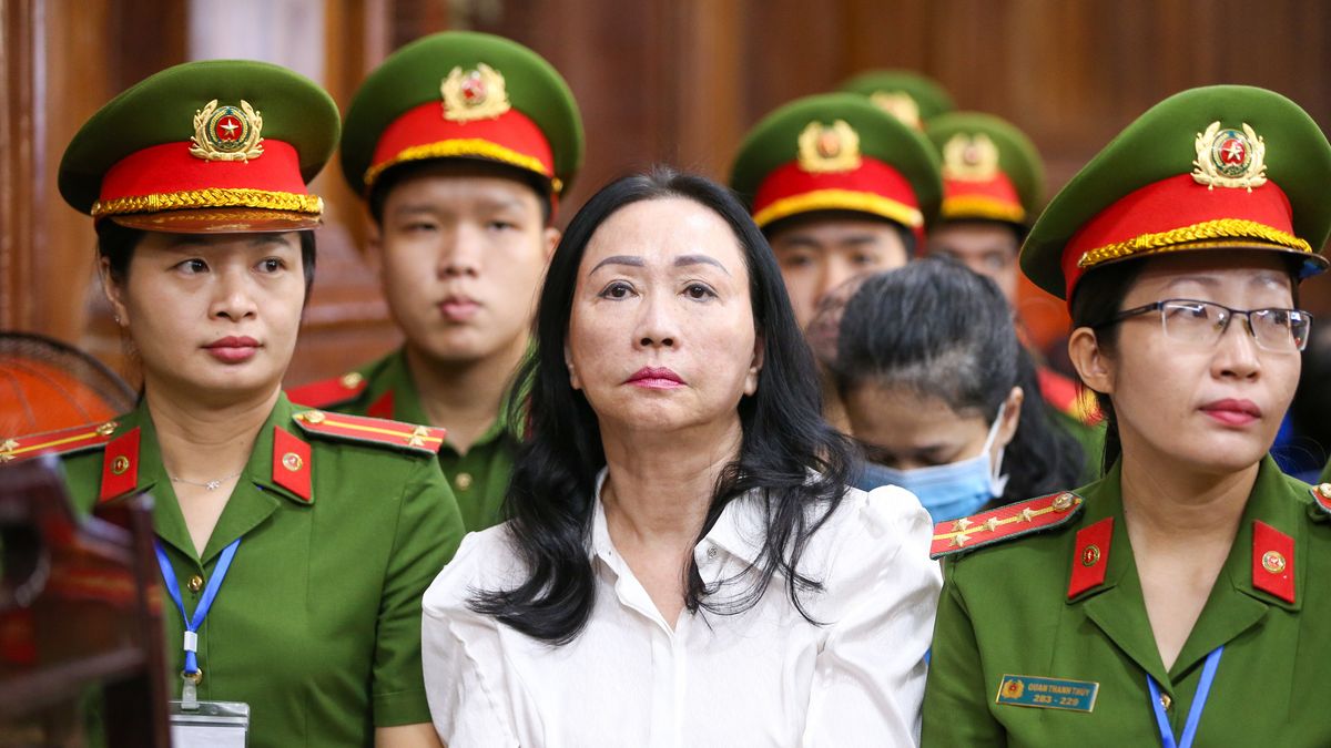 epaselect epa11271680 Truong My Lan (C), chairwoman of Van Thinh Phat Holdings, sits during her trial at the Ho Chi Minh City People's Court in Ho Chi Minh City, Vietnam, 11 April 2024. Vietnamese tycoon Truong My Lan awaits her verdict, potentially facing the death penalty for one of the country's largest fraud cases, which involves the embezzlement of USD 12.5 billion from Saigon Commercial Bank. She, along with 85 others, is awaiting verdicts and sentencing in Ho Chi Minh City on charges that include bribery, abuse of power, appropriation, and violations of banking laws. Lan has denied the charges. EPA/STRINGER Dostawca: PAP/EPA.