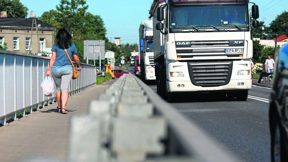 Droga krajowa nr 12 w Sulejowie to jedna z najbardziej obciążonych ruchem ciężkim tras w Polsce