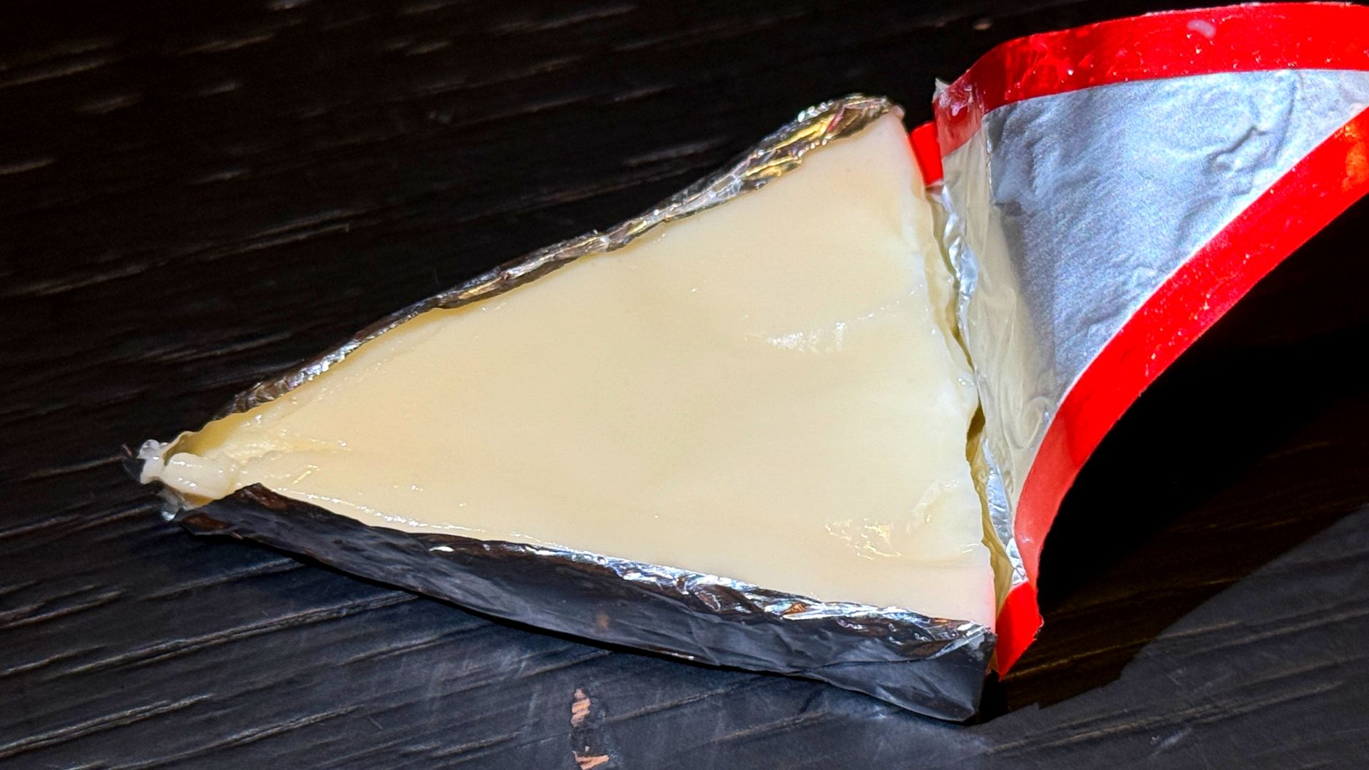 Ser topiony to wygodny, ale mocno przetworzony produkt, który tylko przypomina prawdziwy ser.