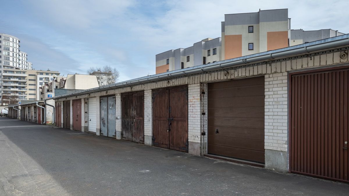 Za wolnostojący garaż z lat 80. trzeba dziś zapłacić nawet 80 tys. zł