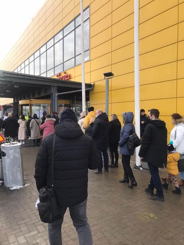 Kolejki przed sklepami IKEA i weryfikacja paszportów covidowych