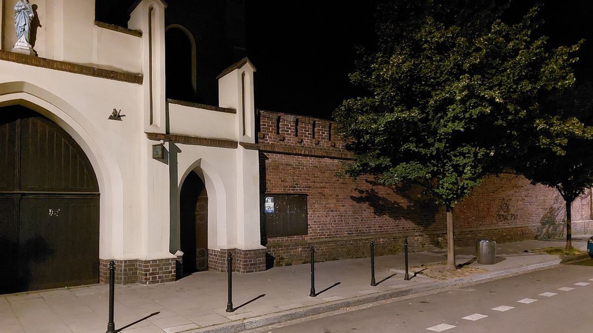 Wandal zniszczył mury klasztoru. 