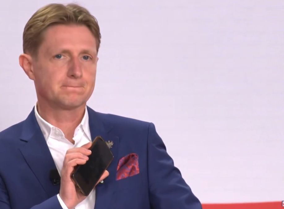 Bartoszewicz natomiast pokazał nagranie, na którym widać młode osoby prawdopodobnie pod wpływem alkoholu