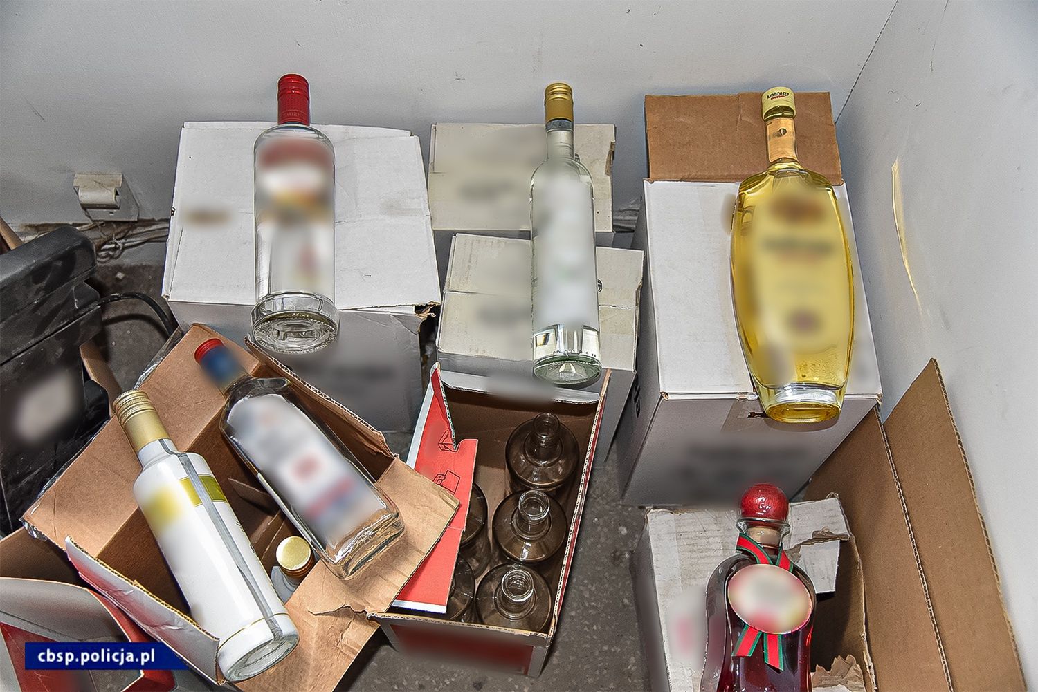 Łódź. Tysiące litrów podrobionej wódki. Akcja CBŚP