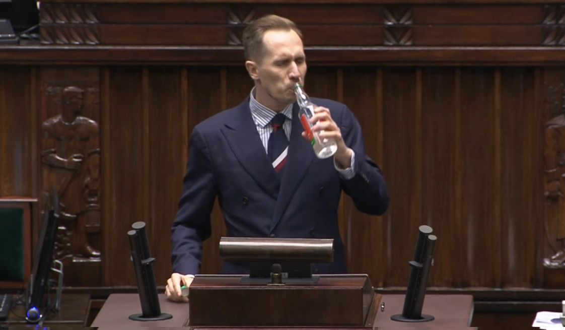 Berkowicz wymachuje butelką wódki na mównicy: jesteście złodziejami! 