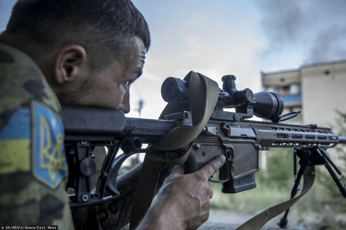 Ukraiński snajper kalibruje celownik swojego karabinu (zdjęcie ilustracyjne)