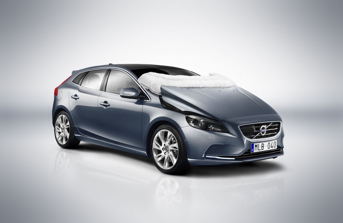Volvo V40 (rewolucyjna poduszka chroniąca pieszego)