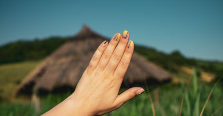Mismatched Nails. Kolejny trend podbija internet. Na czym polega ten modny manicure?