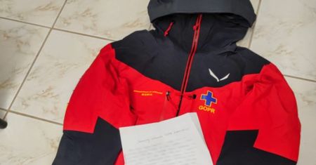 Turysta odesłał ratownikowi "pożyczoną" kurtkę. W paczce był też list