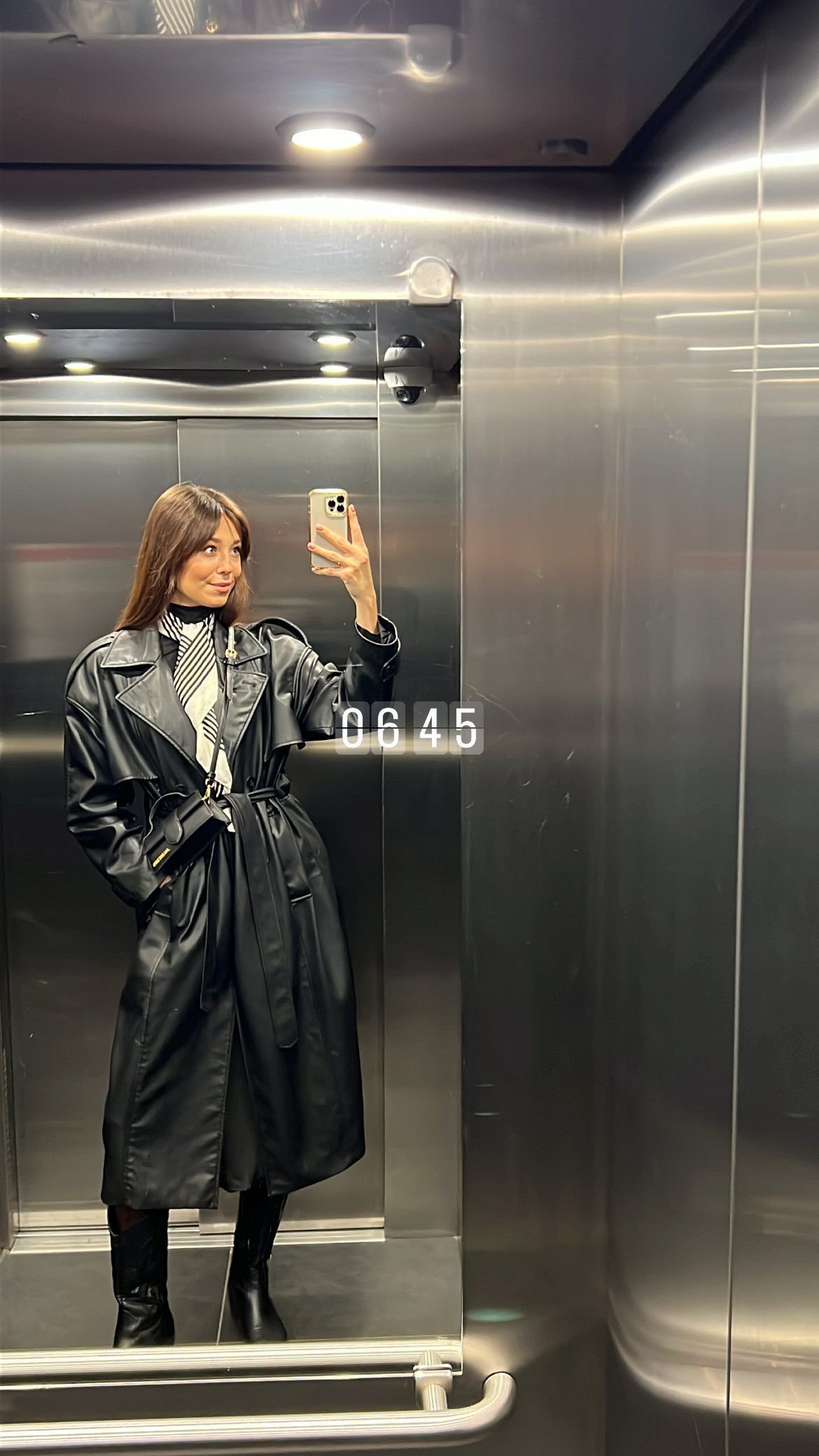 Izabella Krzan w czarnym płaszczu ze skóry