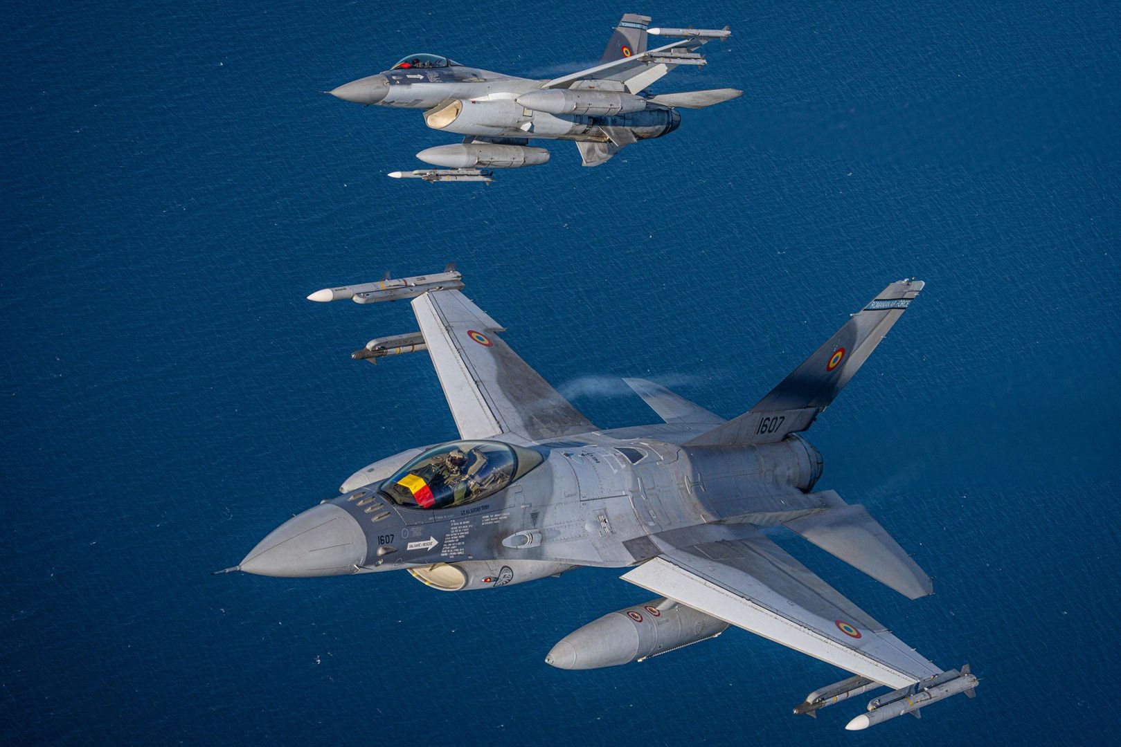 Rumuńskie samoloty wielozadaniowe F16 biorące udział w natowskiej misji Baltic Air Policing.