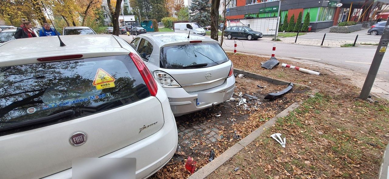 Kielce: Ktoś wpadł autem na parking. Rozbił trzy samochody i odjechał