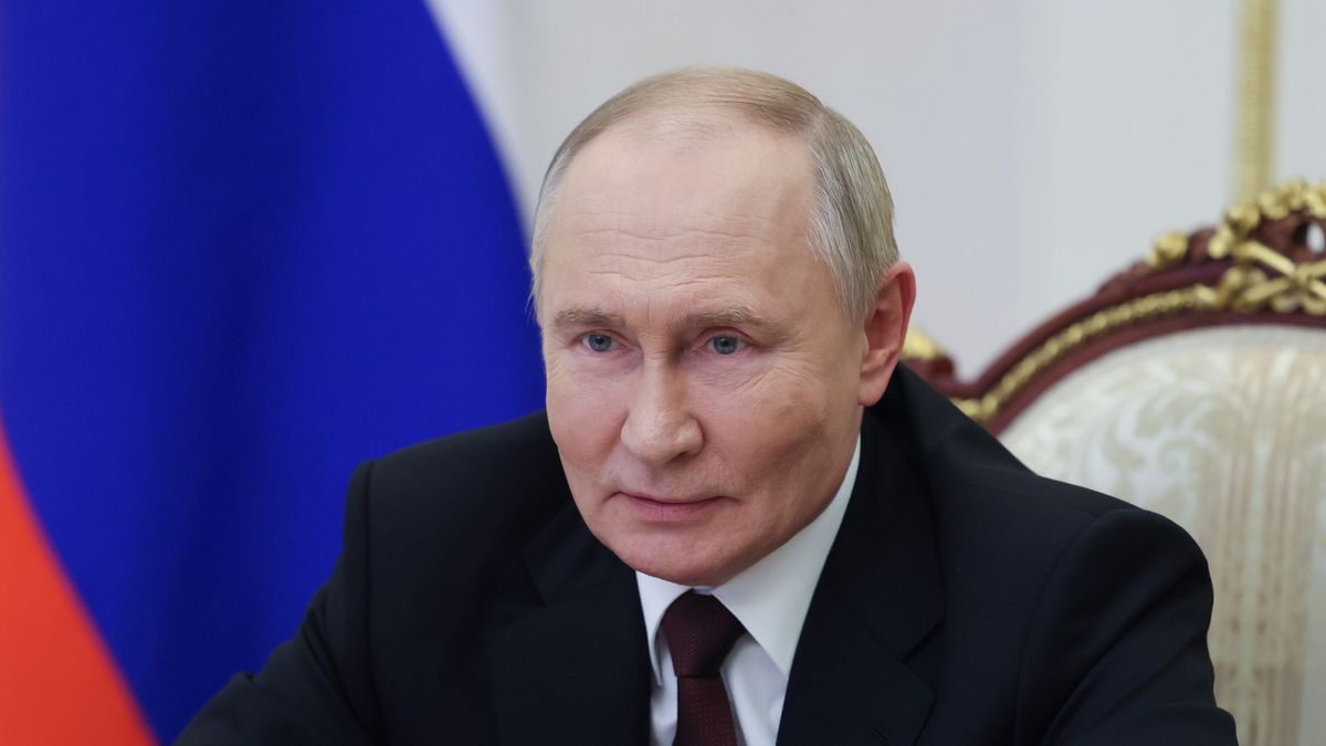 Russian President Vladimir Putin congratulates workers of the agro-industrial and processing industry on their professional holiday, the Agricultural and Processing Industry Workers' Day, at the Kremlin in Moscow, Russia, 13 October 2024. The Agriculutral and Processing Industry Workers' Day is celebrated annually on the second Sunday of October. EPA/MKHAIL METZEL / SPUTNIK / KREMLIN POOL / POOL Dostawca: PAP/EPA.