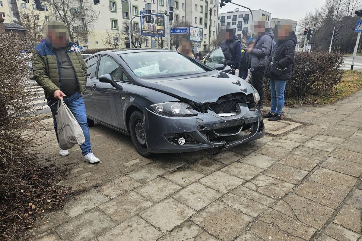 Zderzenie toyoty z seatem na skrzyżowaniu ulic Północna, Prusa, Jaczewskiego i Biernackiego w Lublinie