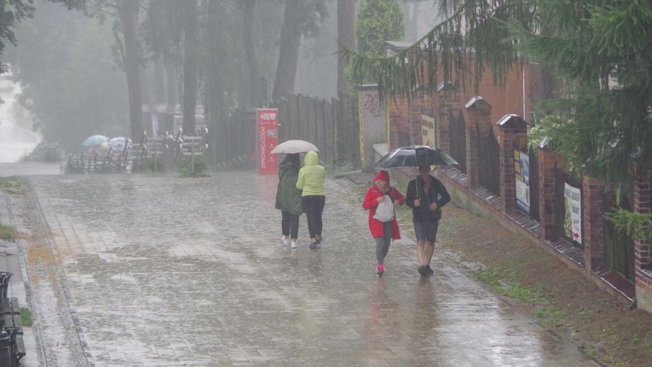 Pogoda. IMGW ostrzega przed intensywnymi opadami deszczu (zdjęcie ilustracyjne)