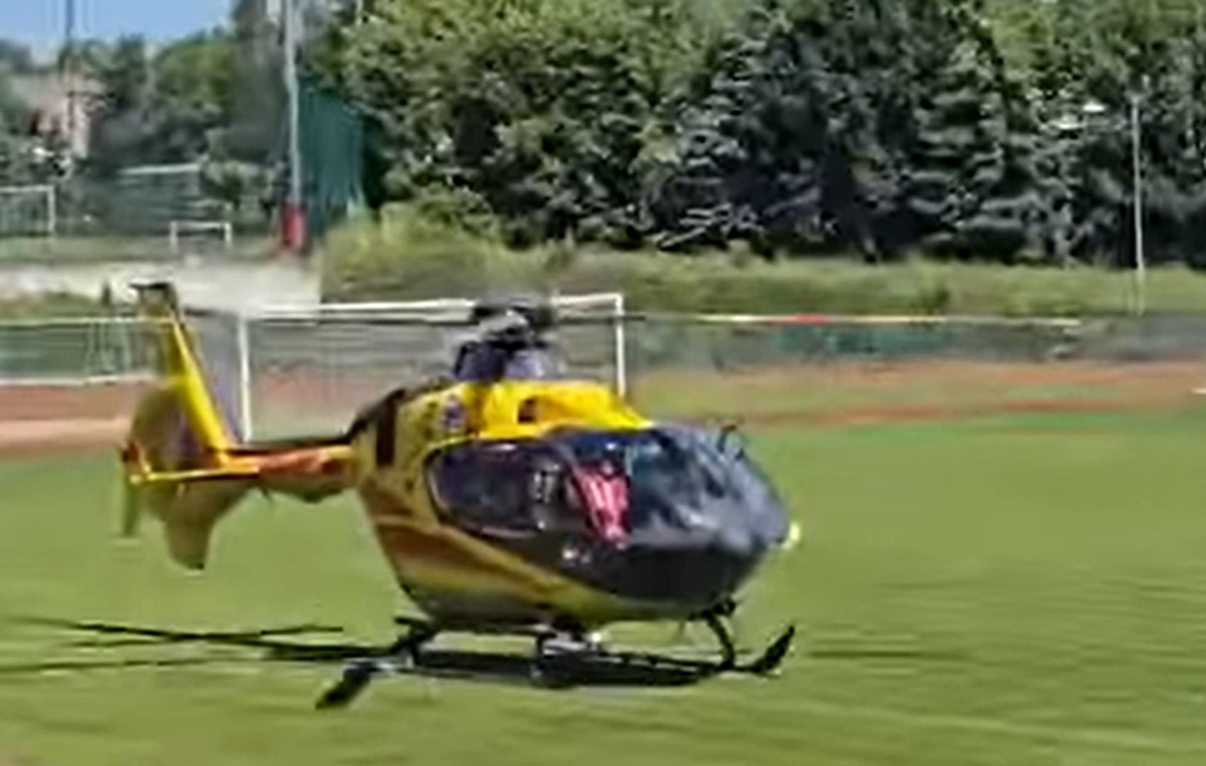 Chłopiec z impetem uderzył o ziemię. Wszyscy na stadionie zamarli