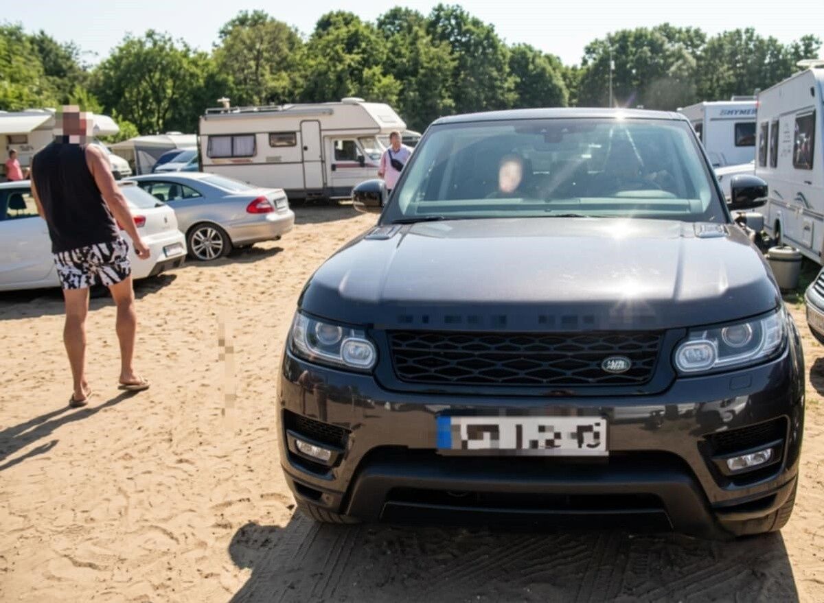 Pijany kierowca zdemolował 10 aut na plaży.