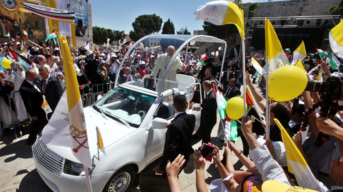 Pope Francis in Bethlehem
epa04224112 Pope Francis waves to faithfuls upon his arrival to lead an open-air mass in the Manger Square, next the Nativity Church, in the West Bank city of Bethlehem, 25 May 2014. Pope Francis arrived in the West Bank to start the most delicate part of his stay in the Middle East, with visits to the Palestinian Territories and Israel.  EPA/ABED AL HASHLAMOUN 
Dostawca: PAP/EPA.
ABED AL HASHLAMOUN