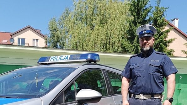 Asp. Miazek radiowozem przy użyciu sygnałów świetlnych i dźwiękowych eskortował pojazd z chorą dziewczynką