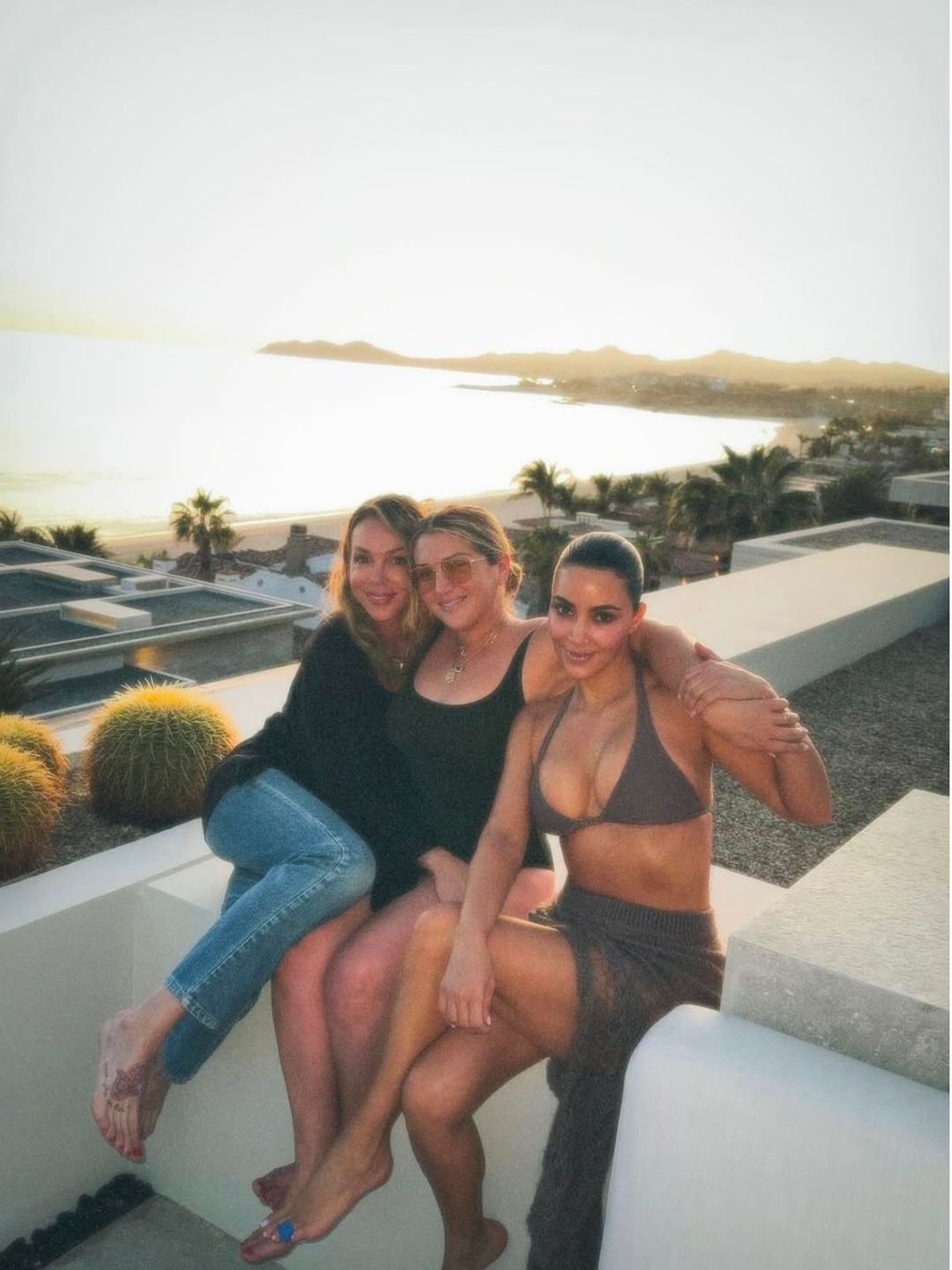 Kim Kardashian pozuje z koleżankami