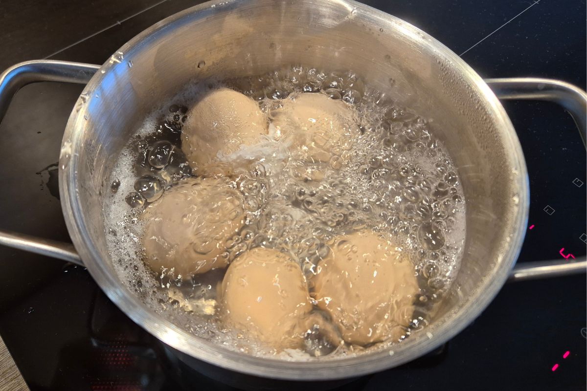 Wie man Eier für einen Gemüsesalat kocht