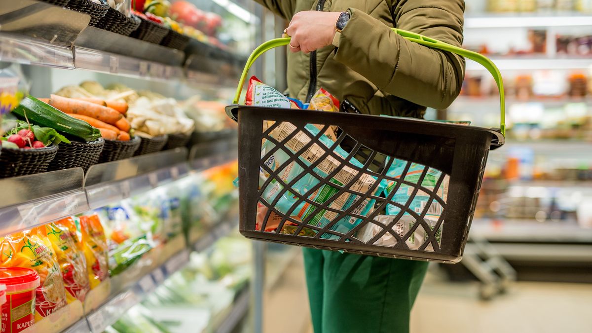 Sklep spozywczy - ilustracja
Katowice 27.03.2023 r. Sklep spozywczy - ilustracja.,Image: 759190706, License: Rights-managed, Restrictions: , Model Release: no, Credit line: Daniel Dmitriew / Forum
Daniel Dmitriew / Forum
ilustracja, ilustracyjne, zakupy, kupowanie, inflacja, kobieta, koszyk na zakupy, zakupowy, wzrost, cen, podwyzka, handel, detal, detaliczny, wydawanie, pieniedzy, sklep, wozek, na zakupy, drozyzna, spozywczak, jedzenie, produkty