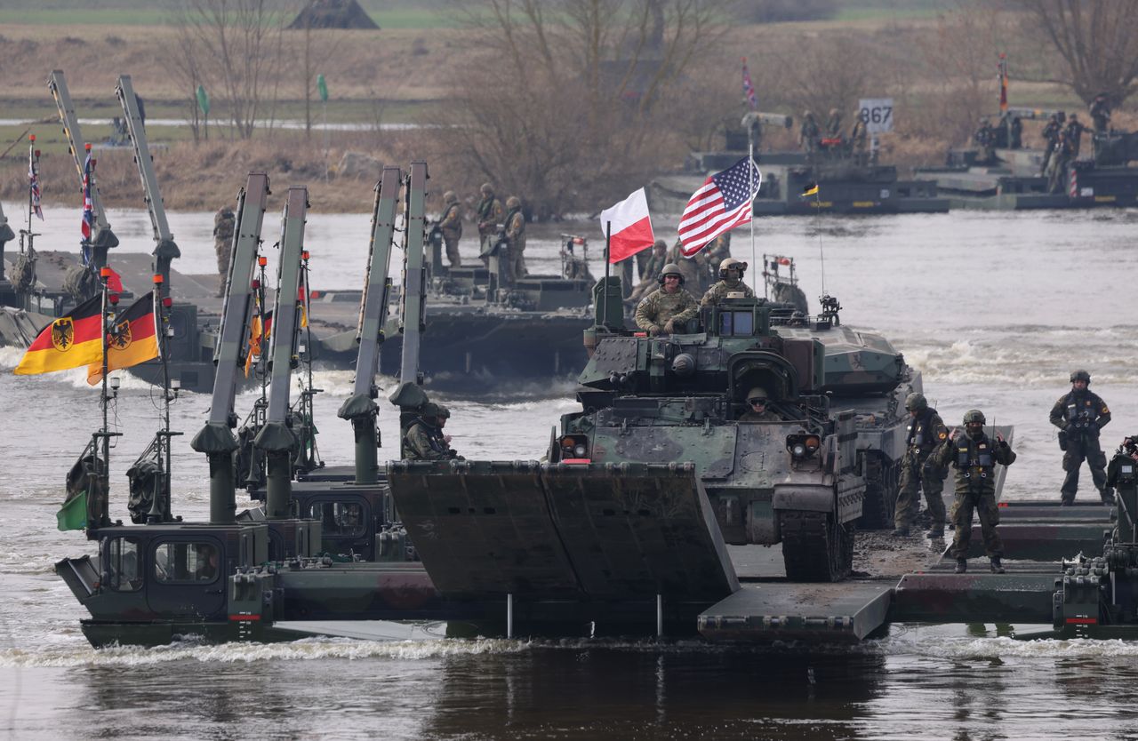 25 lat Polski w NATO. Od brązowych opinaczy do abramsów