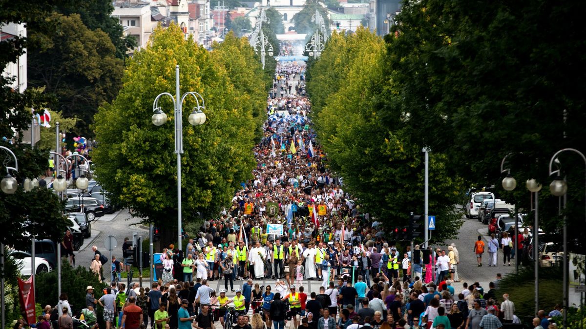 Szczyt pielgrzymkowy na Jasnej Górze
Fot. Karol Porwich/EastNews, Czestochowa 14.08.2022. Wejscie 311 Warszawskiej Pieszej Pielgrzymki na Jasna Gore. N/z: Widok z Jasnej Gory na aleje NMP, ktorymi wchodza pielgrzymi.
Karol Porwich