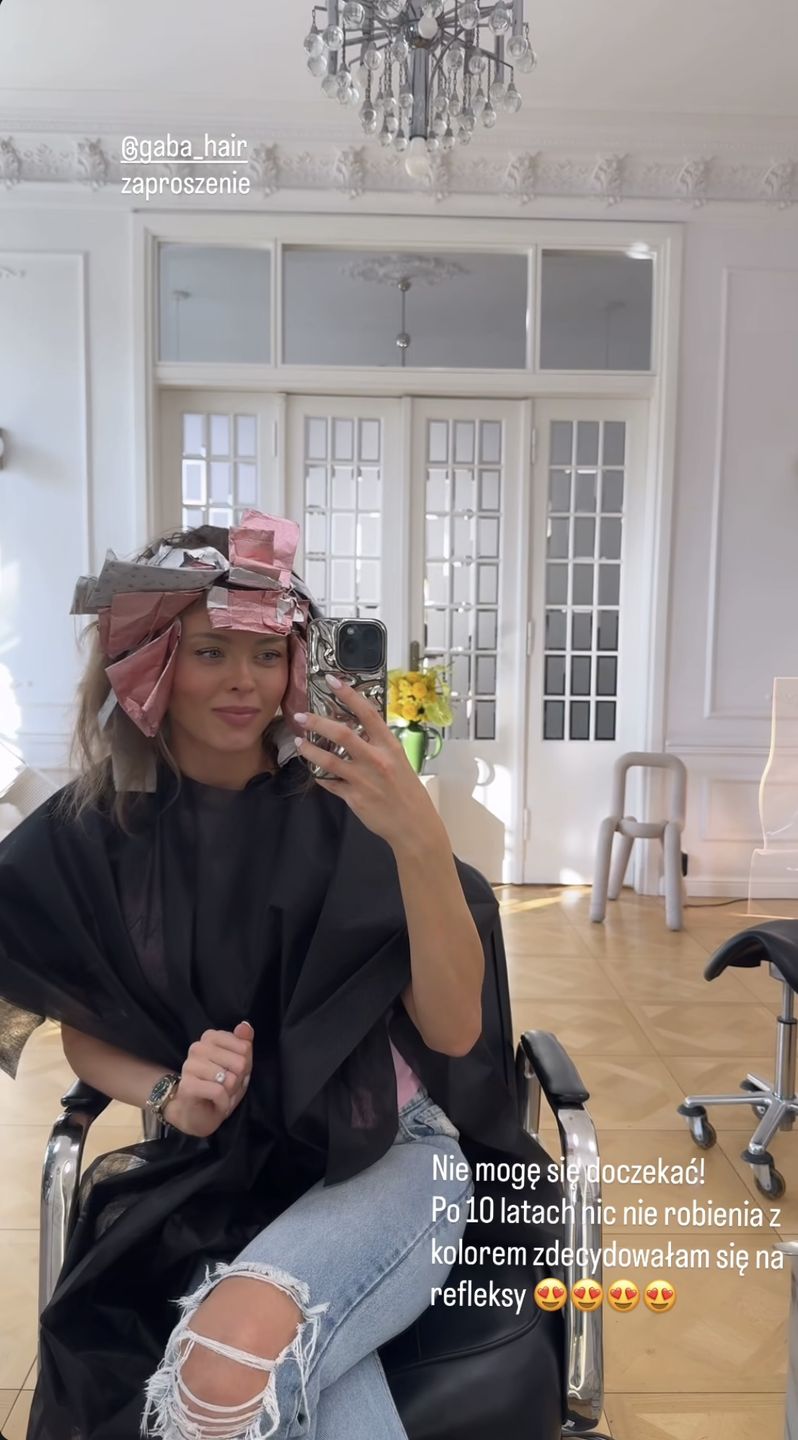 Joanna Opozda nadaje z salonu fryzjerskiego