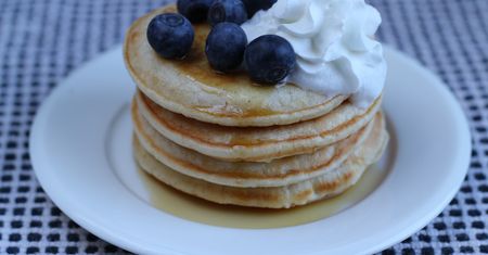 Brak pomysłu na śniadanie? Prosty przepis. Pancakes z trzech składników