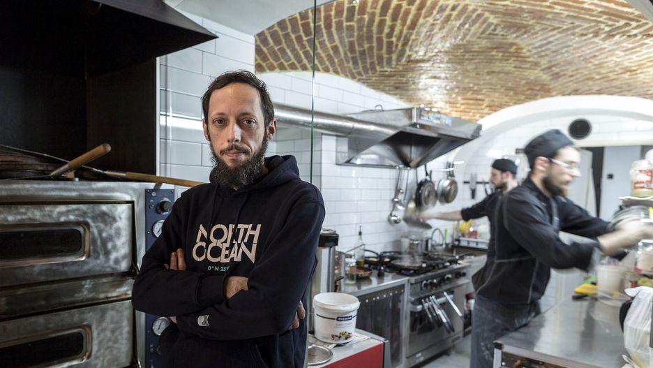 Bunt przedsiębiorców w sprawie lockdownu. Przybywa otwartych biznesów. Na fot. restaurator z Cieszyna - Tomasz Kwiek