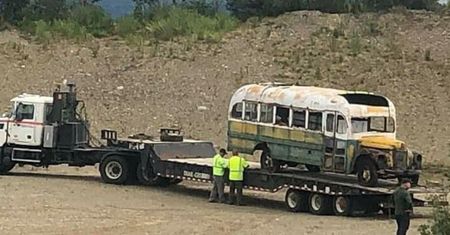 Alaska. Autobus z filmu "Wszystko za życie" usunięty z dzikiego terenu. Stwarzał zagrożenie