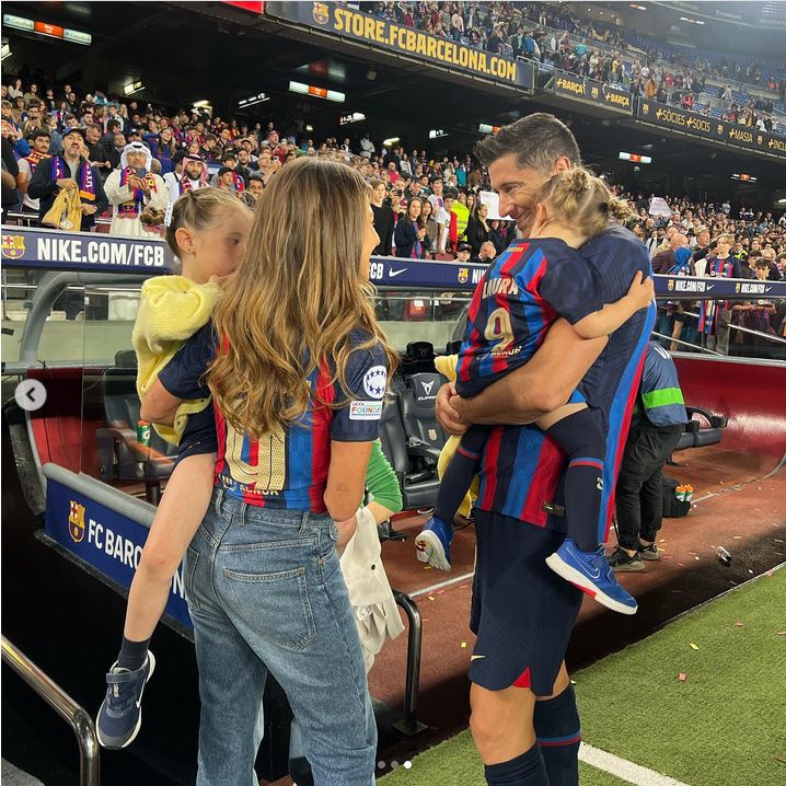 Anna Lewandowska z córkami wspiera Roberta Lewandowskiego na Camp Nou