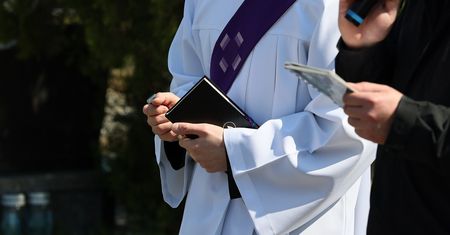 Szok. Tyle zażądał za kwadrans modlitwy na pogrzebie. Argument powala na kolana