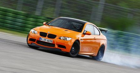 BMW M3 GTS w kobiecych rękach