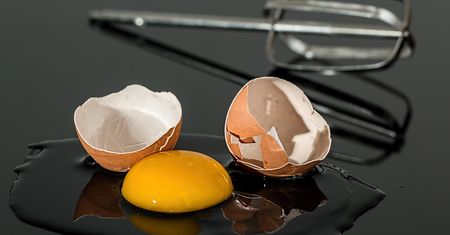 Biała maź w rozbitym jajku. Jest się czego obawiać?