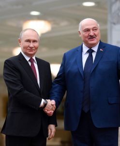 Łukaszenka z "czerwonym przyciskiem". "Ma prawo użyć broni"