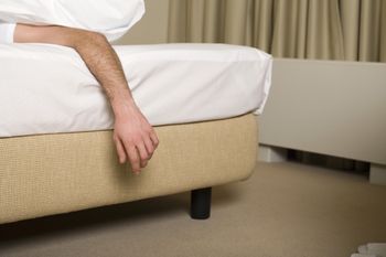 Budzisz się i nie możesz ruszyć ręką? To może być syndrom sobotniej nocy