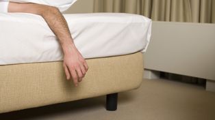 Budzisz się i nie możesz ruszyć ręką? To może być syndrom sobotniej nocy