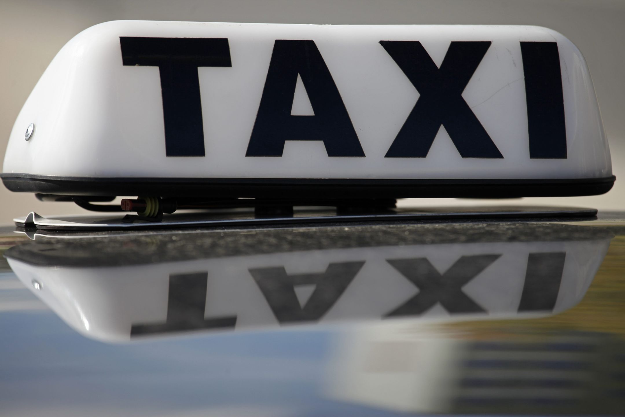 Taxi
Bia�ystok, 16.09.2014. W najbli�szy czwartek, 18 bm. planowany jest przejazd kolumny oko�o 150 taks�wek ulicami Bia�egostoku. Akcja protestacyjna ma na celu zwr�cenie uwagi na problem zakazu poruszania si� taks�wek buspasami. (ar/awol) PAP/Artur Reszko
Artur Reszko
akcja protestacyjna, Bia�ystok, buspas, kogut, logo, oznakowanie, taks�wka, taxi, znka, znak