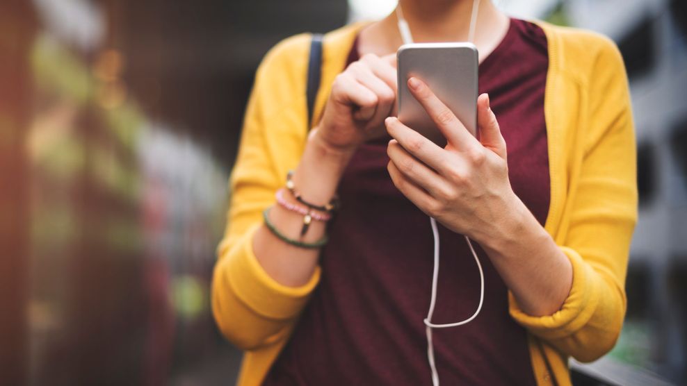 Kobieta korzystająca ze smartfona z depositphotos