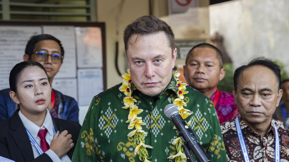 Elon Musk launches Starlink at sub-district community health center in Denpasar
epa11352351 US tech entrepreneur Elon Musk (C) talks to the media after the launch of Starlink at a sub-district community health center in Denpasar, Bali, Indonesia, 19 May 2024. Musk is in Bali to attend the 10th World Water Forum and launch the satellite based internet service, Starlink, which is expected to reduce the number of internet dead zones in remote areas of Indonesia.  EPA/MADE NAGI 
Dostawca: PAP/EPA.
MADE NAGI