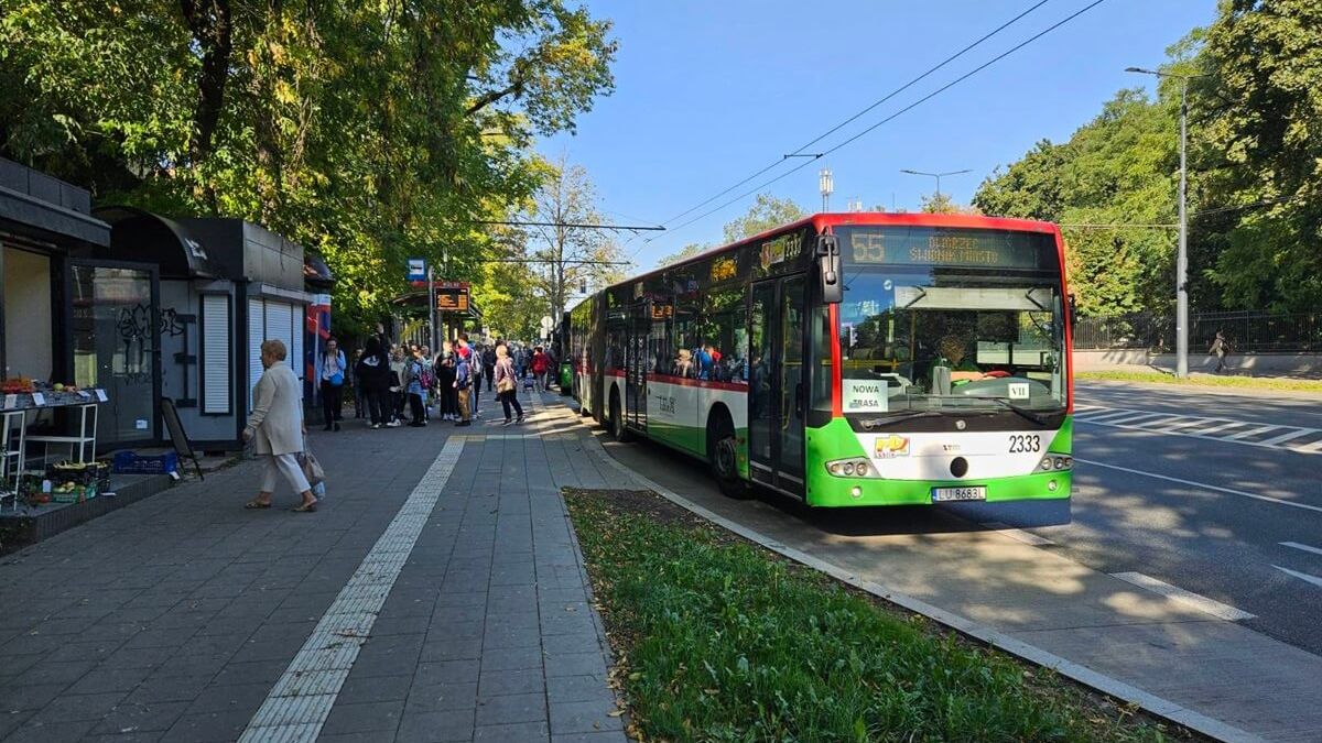 Autobusy na przystanku