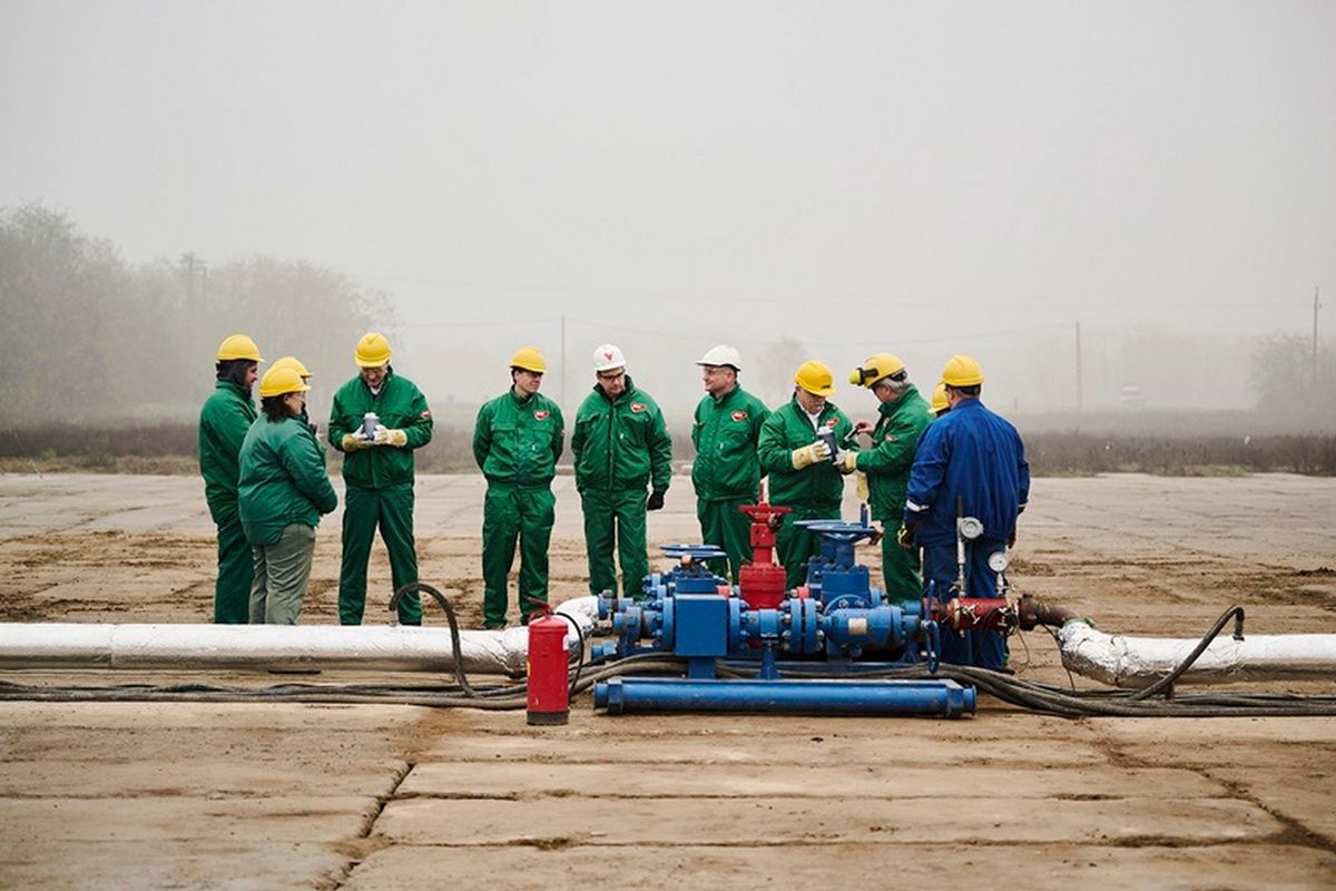 Employees of MOL in the Veces field