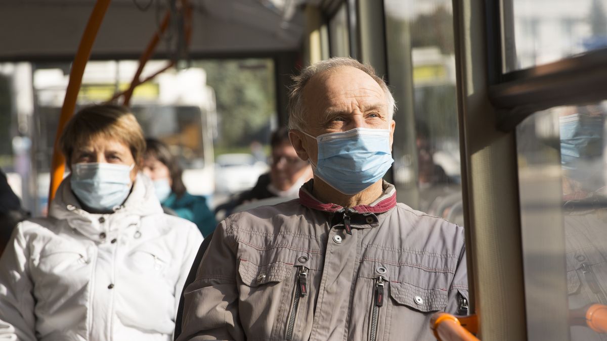 Na zdjęciu emeryci w maseczkach w autobusie