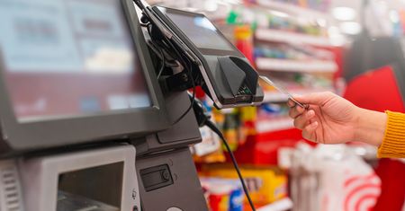 Sklepy samoobsługowe obejdą zakaz handlu? "Systemy nie są idealne"