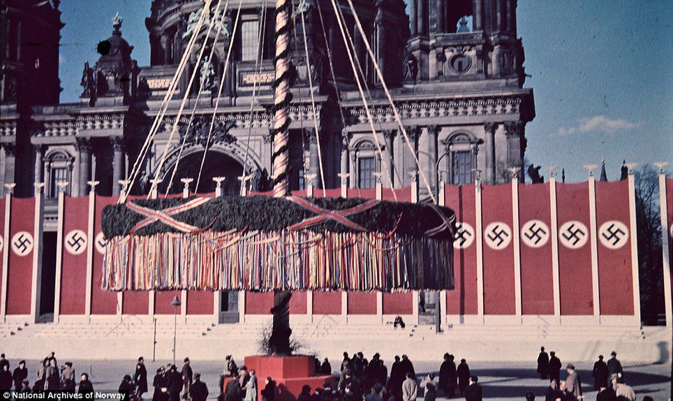 Pogodna, kolorowa wiosna 1937 roku w Berlinie. Ulice pełne swastyk, żołnierzy i... spokoju 24