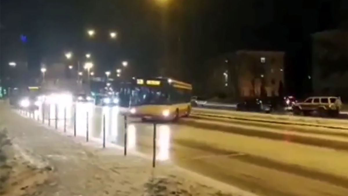 Jeden z autobusów w Łodzi nie mógł poradzić sobie ze śliską nawierzchnią
