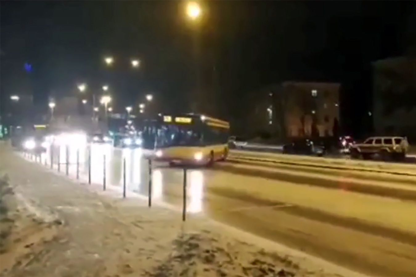 Łódź. Autobus "idzie bokiem". Sieć obiegło nagranie